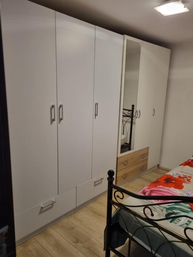Caci Apartman Črni Kal Kültér fotó